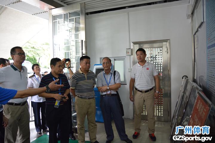 联合检查组在检查天河游泳馆